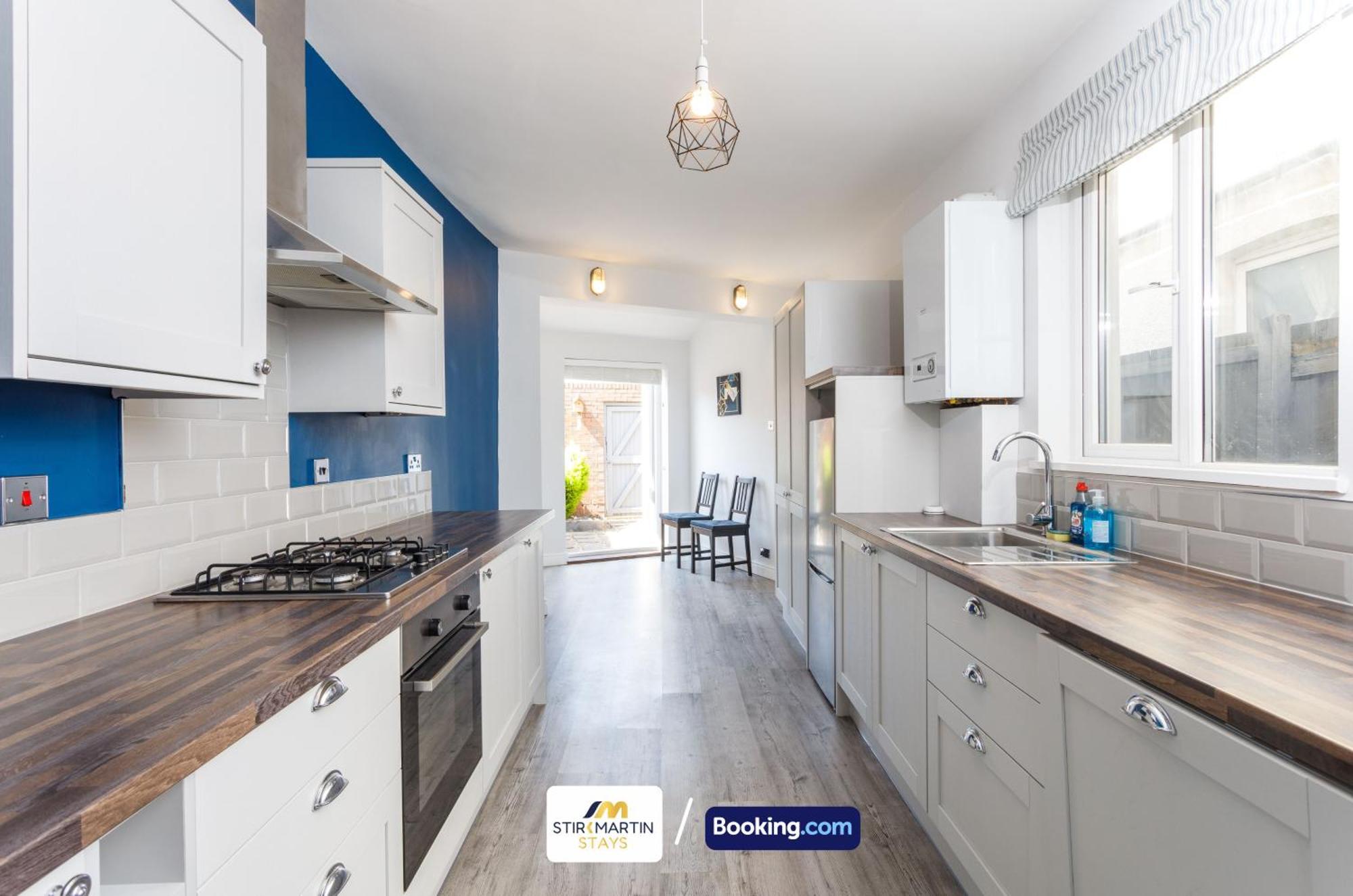Comfy 3Bed House By Stirkmartin Stays Short Lets & Serviced Accommodation Cardiff With Free Parking & 8Mins To City Centre Exterior photo